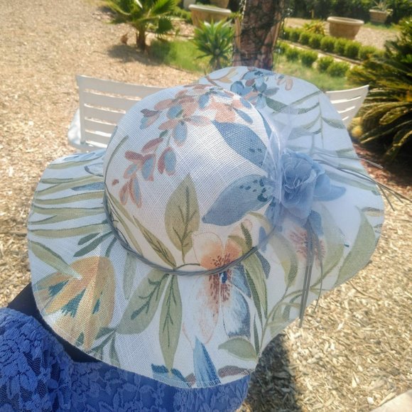 BEAUTIFUL WHITE FLORAL SUN HAT W/LARGE BRIM!! - Picture 2 of 5